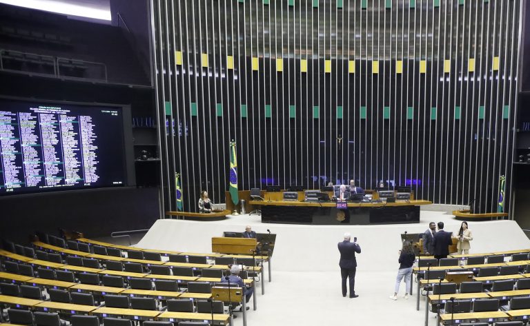 Câmara analisa projeto que inclui seis comitês privados no Sistema Nacional do Esporte; acompanhe