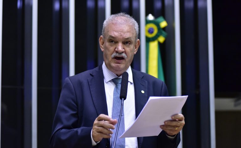 Comissão aprova incentivo para formação de médicos geneticistas no Brasil