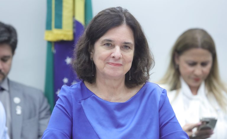 Ministra da Saúde presta esclarecimentos em comissão da Câmara sobre gestão da pasta