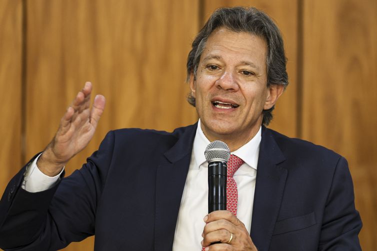 Pacote de corte de gastos será anunciado até terça, diz Haddad