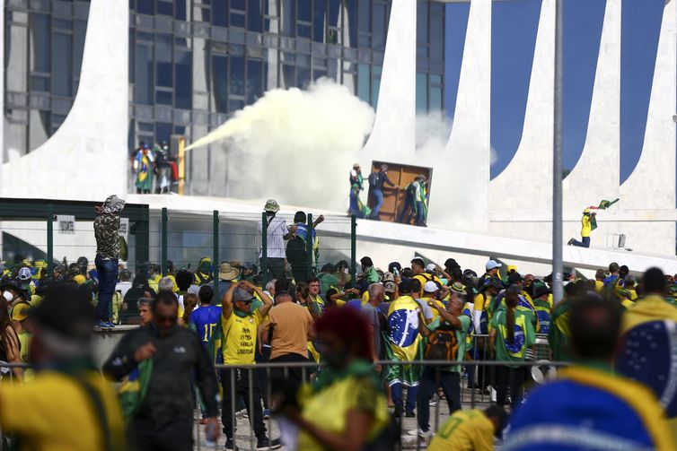 Plano golpista levou a atos do 8 de janeiro e atentado a bomba, diz PF