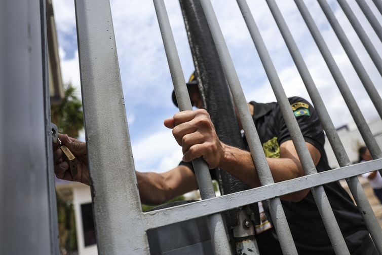 Portões do ENEM são fechados; prova começa às 13h30