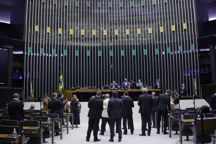 Após atraso, urgência para corte de gastos segue na pauta da Câmara