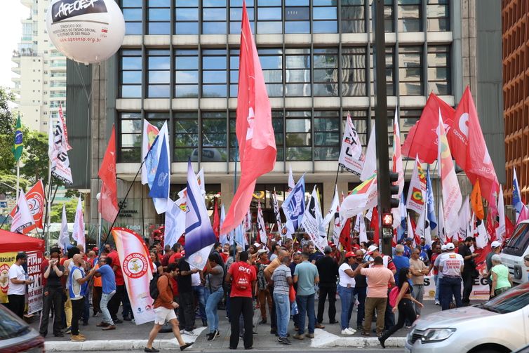 Centrais sindicais fazem protesto na Avenida Paulista contra Selic 