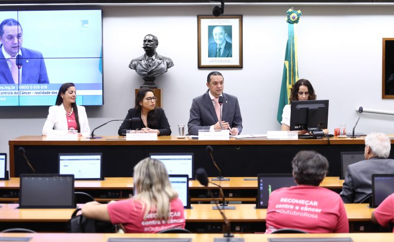 Governo prioriza prevenção do câncer, mas entidades apontam falhas no atendimento às mulheres