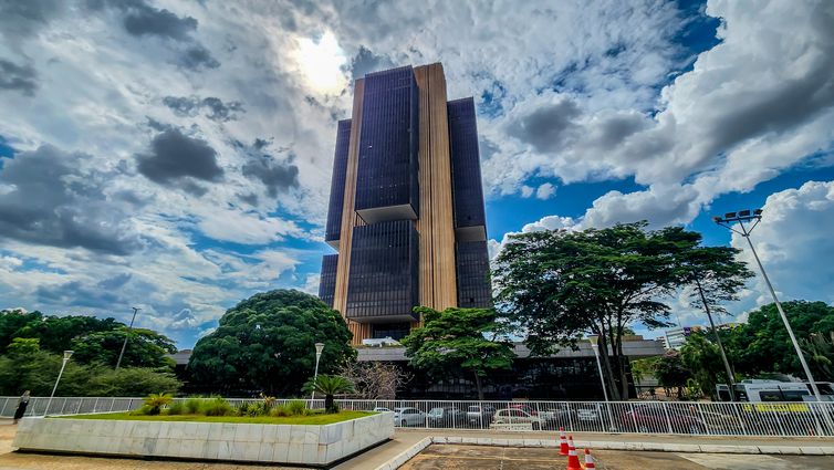 Mercado financeiro projeta inflação de 5,68% em 2025 