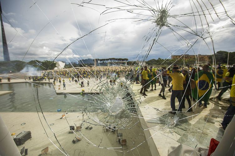 PF prende acusado de furtar réplica da Constituição no 8 de janeiro